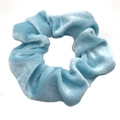 Chouchou en velours bleu foncé avec texture plissée douce et finition brillante - Aqua