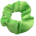 Chouchou en velours vert clair doux pour femmes sur un fond blanc neutre - Vert Fluorescent