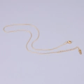 Detail van 18K vergulde slangketting met karabijnsluiting en K18-keurmerklabel - Ronde Slangenketting (L27) - Goud