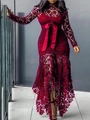 Détail de la robe en dentelle bordeaux avec nœud à la taille et ourlet sirène irrégulier - S / Robes / Bordeaux