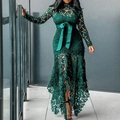Détail de la robe en dentelle vert foncé montrant les motifs au crochet et la ceinture - S / Robes / Vert