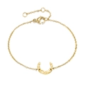 Dettaglio del bracciale a mezzaluna dorata con trama martellata e catena a croce sottile - Oro