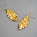 Orecchini pendenti a foglia d'oro 3D vintage con texture venata su sfondo grigio pulito - Forma di Foglia d'Oro