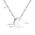 Detailansicht der Edelstahl Mond-Halskette mit 45cm Kette und Produktabmessungen - Mond Stil (NE229201S)