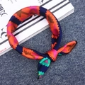 Sciarpa in seta colorata da donna con motivo geometrico a zigzag in arancione e blu navy - Freccia