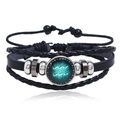 Dettaglio del bracciale multistrato in pelle con ciondolo zodiacale Acquario - Scorpione