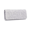 Gros plan détaillé sur la dentelle blanche florale d'une pochette de soirée en satin gris - Argent