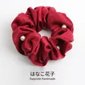 Chouchou élégant en velours rouge avec trois perles blanches et plis raffinés - Rouge