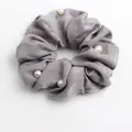 Elegante elastico in satin grigio con perle per acconciature da donna - Grigio