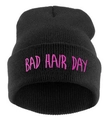 Berretto nero in maglia con ricamo rosa Bad Hair Day e finitura a coste spesse - Berretto nero con testo rosso rosa