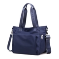 Borsa tote versatile in nylon blu scuro con tracolla regolabile e multitasche - Blu scuro