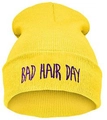 Berretto in maglia gialla con ricamo Bad Hair Day viola in stile streetwear alla moda - Berretto giallo con testo viola
