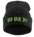 Berretto nero in maglia con scritta Bad Hair Day verde neon in stile street - Berretto nero con testo verde