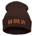 Berretto in maglia marrone scuro con ricamo arancione Bad Hair Day sul bordo risvoltato - Berretto caffè con testo dorato