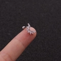Macro-opname van zilveren blad-vormige kraakbeenpiercing met zirkonia steentjes - Marquise Zirconia Boog (1#) / Zilver