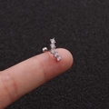 Detailopname van een zilveren roestvrijstalen helix-oorbel met vijf witte zircons - Vijf Stenen Rij Boog (4#) / Zilver