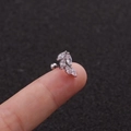 Macro-opname van zilveren blad kraakbeen piercing met zirkonia op een vingertop getoond - Miniatuur Bladcombinatie (2#) / Zilver