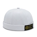 Gorro docker blanco minimalista con elegante detalle de etiqueta lateral negra y oro - Estilo de Etiqueta Tejida Blanca