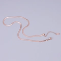 Detail der roségoldenen Schlangenkette mit Karabinerverschluss und K18 Kennzeichnung - Flache Schlangenkette / Roségold