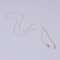 Detail der Roségold-Schlangenkette mit Karabinerverschluss und K18-Stempelgravur - Rundschlangenkette (L27) / Roségold