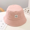 Detail van roze katoenen vissershoed voor kinderen met een schattige smiley-patch - Volwassene 58cm / Roze