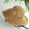 Cappello da sole in paglia all'uncinetto kaki con motivi traforati e tesa larga ondulata - Cachi
