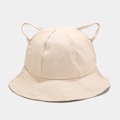 Dettaglio del cappello alla pescatora beige in cotone con orecchie di gatto e tesa - Cachi