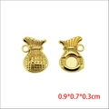 Detailansicht eines kleinen goldenen Glücksbeutel-Anhängers mit Fu-Zeichen-Details - Kleine Glückstasche