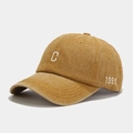 Détail de la casquette vintage jaune moutarde avec broderie 1999 sur le côté - Réglable / Jaune
