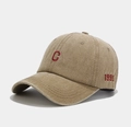 Détail d'une casquette de baseball en coton délavé kaki avec broderie C rouge et 1995 - Réglable / Kaki