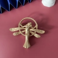Spilla angelo alato vintage in oro opaco con cornice barocca circolare artistica - Ali di Angelo