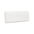 Vue détaillée de la texture en dentelle florale sur une pochette de soirée en satin blanc - Blanc