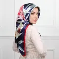 Donkerblauwe zijden vierkante sjaal met roze bloemenprint en rode rand als hoofddoek - #11 Marine Bloemen