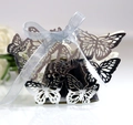 Silberne lasergeschnittene Schmetterling-Hochzeitsbox mit hellblauem Seidenband auf weiß - Reflektierendes Silber