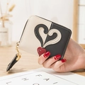 Piccolo portafoglio in pelle sintetica bicolore bianco e nero con zip e dettaglio cuore rosso - Nero