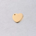 Detailansicht eines 15mm goldfarbenen Herzanhängers aus Edelstahl mit glatter Spiegeloberfläche - Gold