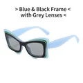 Trendy blauwe en zwarte cat-eye zonnebril met grijze glazen voor een moderne look - Blauw zwart frame grijze lenzen