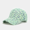Detail van een tie-dye honkbalpet met neon groene en blauwe texturen - Verstelbaar / Geel