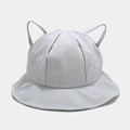 Dettaglio cappello parasole azzurro con orecchie di gatto e tesa rinforzata da donna - Azzurro