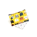 Detalle del monedero de lona amarilla con caras de gatos animados y un anillo de llaves - Serie 038-Amarillo