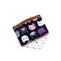 Detalle del monedero con estampado de gatos, ribete de cuero marrón y cierre de metal - Serie 037-Azul Marino