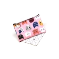 Primer plano del monedero de lona rosa con motivos de gatos y cremallera metálica resistente - Serie 038-Rosa