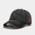Détail de casquette en denim délavé gris avec broderie orange C et 1999 - Réglable / Noir