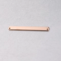 Detalle de conector rectangular oro rosa con bordes redondeados y doble orificio - Redondeado 5x50mm / Oro rosa