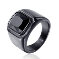 Detalle macro de un anillo de hombre negro mate con piedra negra cuadrada y acabado cepillado - US 7 / Negro/Circonita Negra