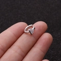 Macro di un piccolo cerchio per cartilagine in argento con zircone a triangolo in mano - Stile Gemma Triangolo (8#)