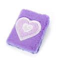 Dettaglio del taccuino in peluche viola con un motivo a cuore di paillettes lucide - Cuore di Paillettes / Violetto