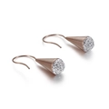 Minimalistische roségoldene Kegelohrringe mit glitzernden Diamantkugeln auf weißem Grund - Roségold (8mm)