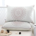 Par de fundas de almohada de gasa de algodón beige con mandalas marrones en cama - Mandala Camello (Par) / 48x74cm (Par)