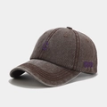 Détail d'une casquette vintage marron avec broderie C violette et chiffre 1999 - Réglable / café